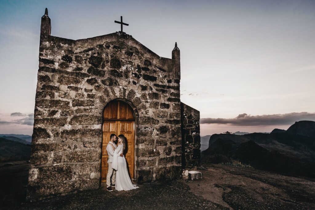 sposi davanti alla chiesa