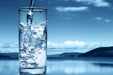 acqua in bicchiere