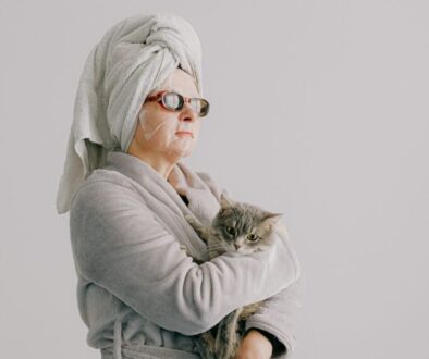 donna con accappatoio e gatto