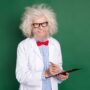 Photo,Of,Cute,Cheerful,Age,Scientist,Wear,White,Coat,Bowtie PIF e notifica CPNP