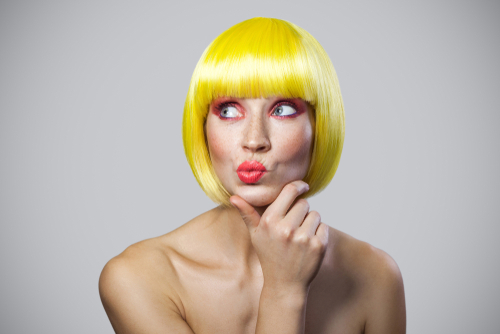Portrait,Of,Thoughtful,Cute,Young,Woman,With,Freckles,,Red,Makeup Cosa è cosmetico?
