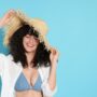 Beautiful,Young,Woman,Wearing,Straw,Hat,On,Light,Blue,Background, trend protezione solare