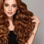 Redhead,Girl,With,Long,And,Shiny,Wavy,Hair,.,Beautiful lucentezza dei capelli