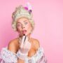 Elegant,Woman,In,Historical,Baroque,Attire,Applying,Lipstick,Against,A Storia dei cosmetici